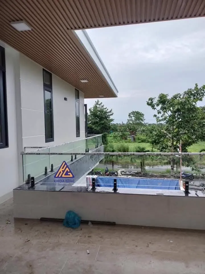 Cửa nhôm kính Khoa Giác — Lan can – cầu thang kính cường lực