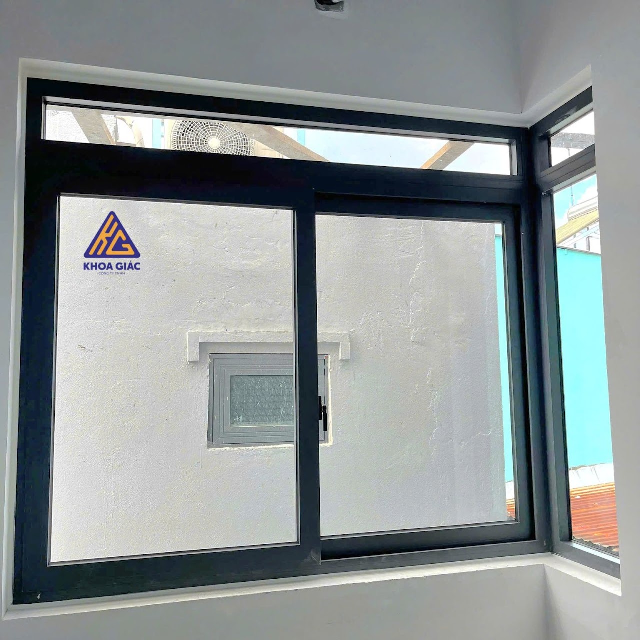 Vách kính liền cửa sổ lùa nhôm Xingfa góc L