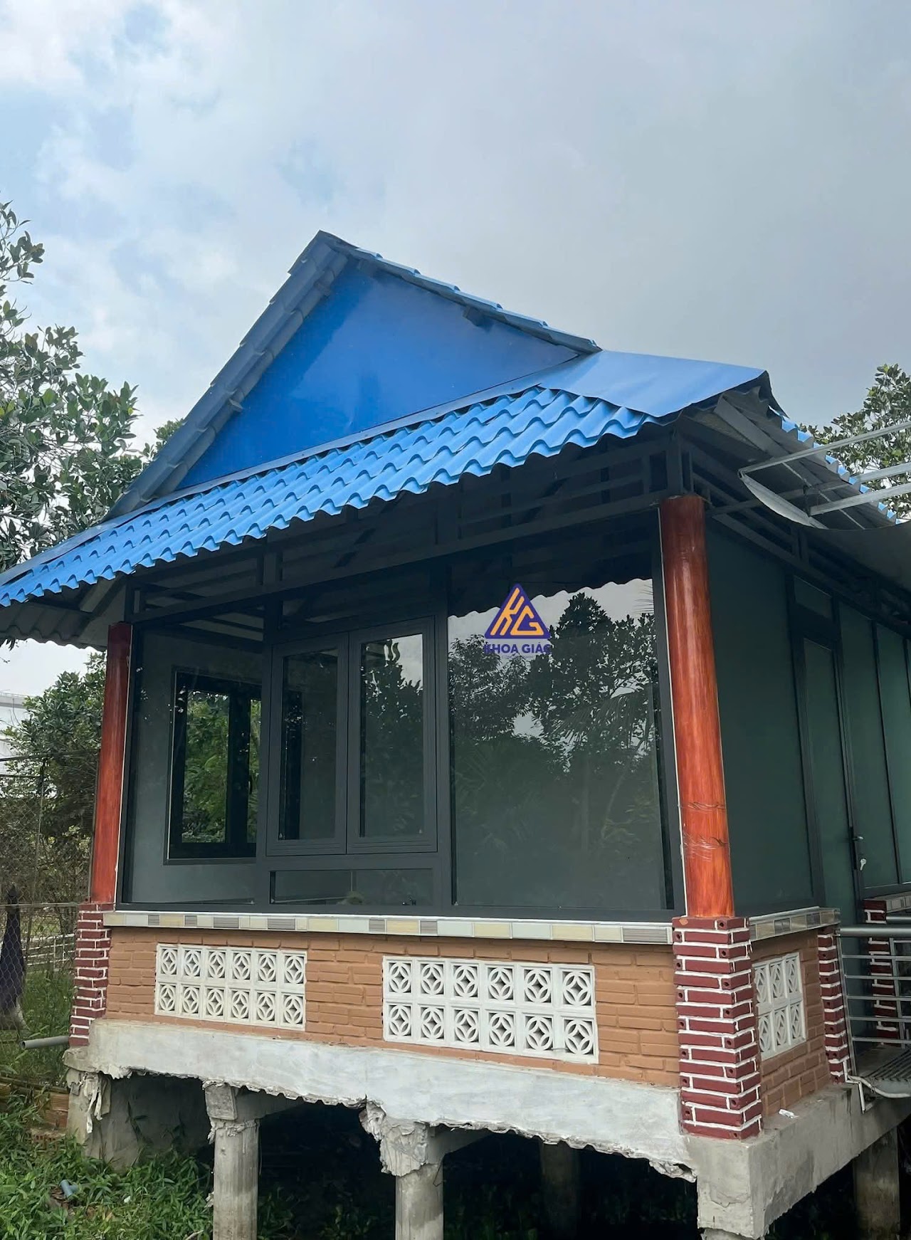 Vách kính liền cửa view nhà thủy tạ