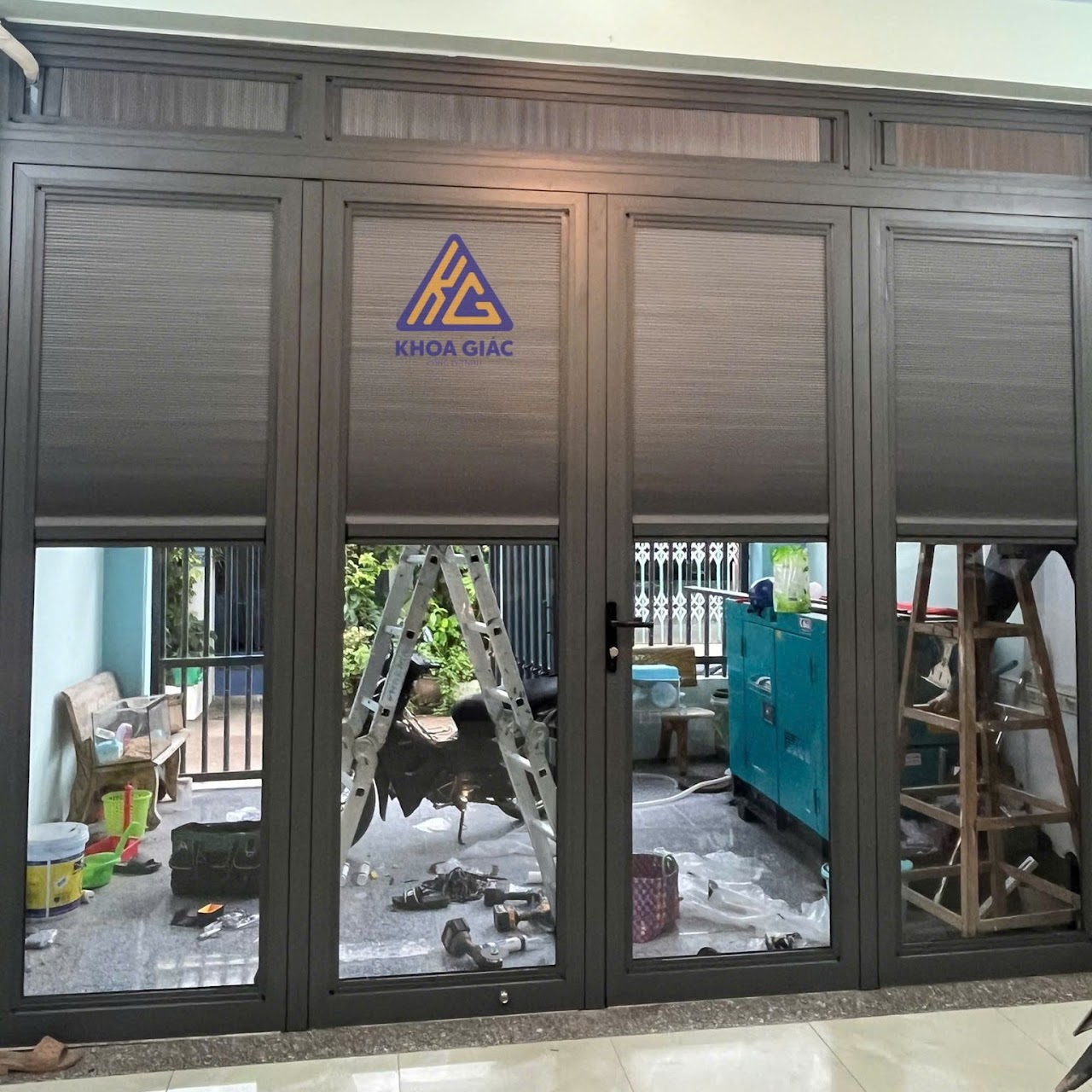 Cửa nhôm Xingfa tích hợp rèm cửa kéo dọc