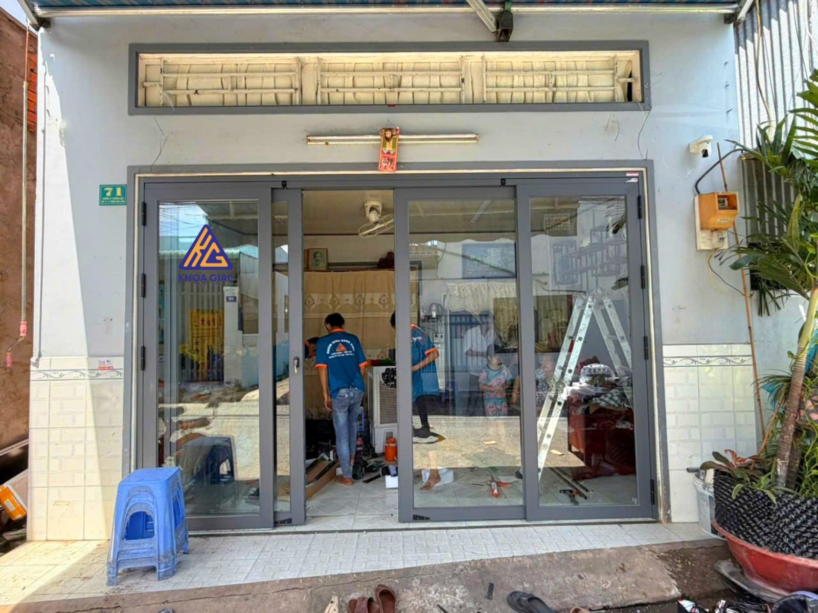 Kỹ thuật viên Khoa Giác đang kiểm tra phụ kiện cửa nhôm kính