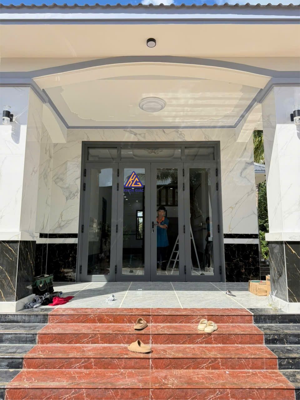 Thợ Khoa Giác đang kiểm tra chi tiết cửa nhôm kính trước khi bàn giao