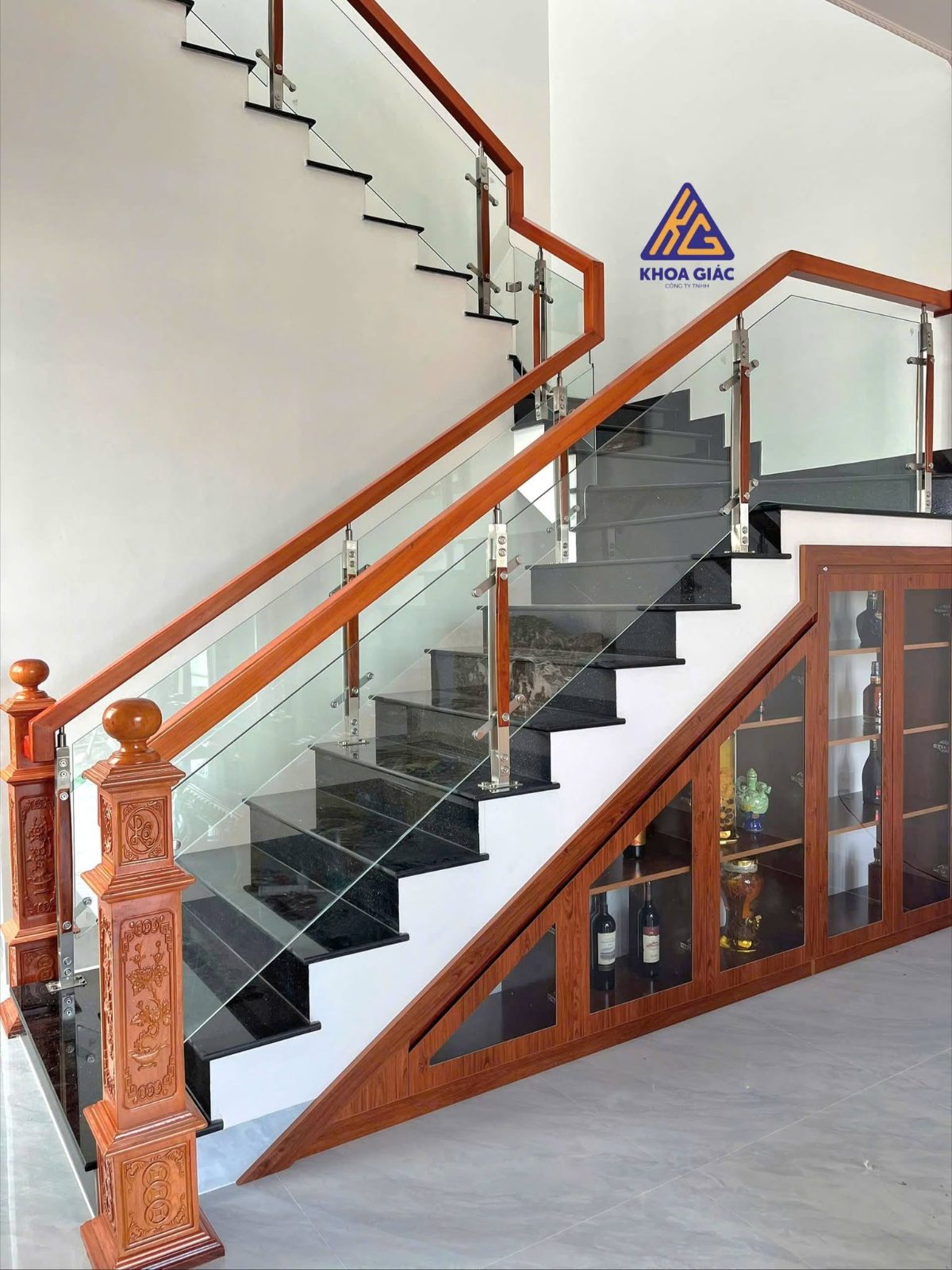 Đội ngũ Khoa Giác đang thi công cửa nhôm