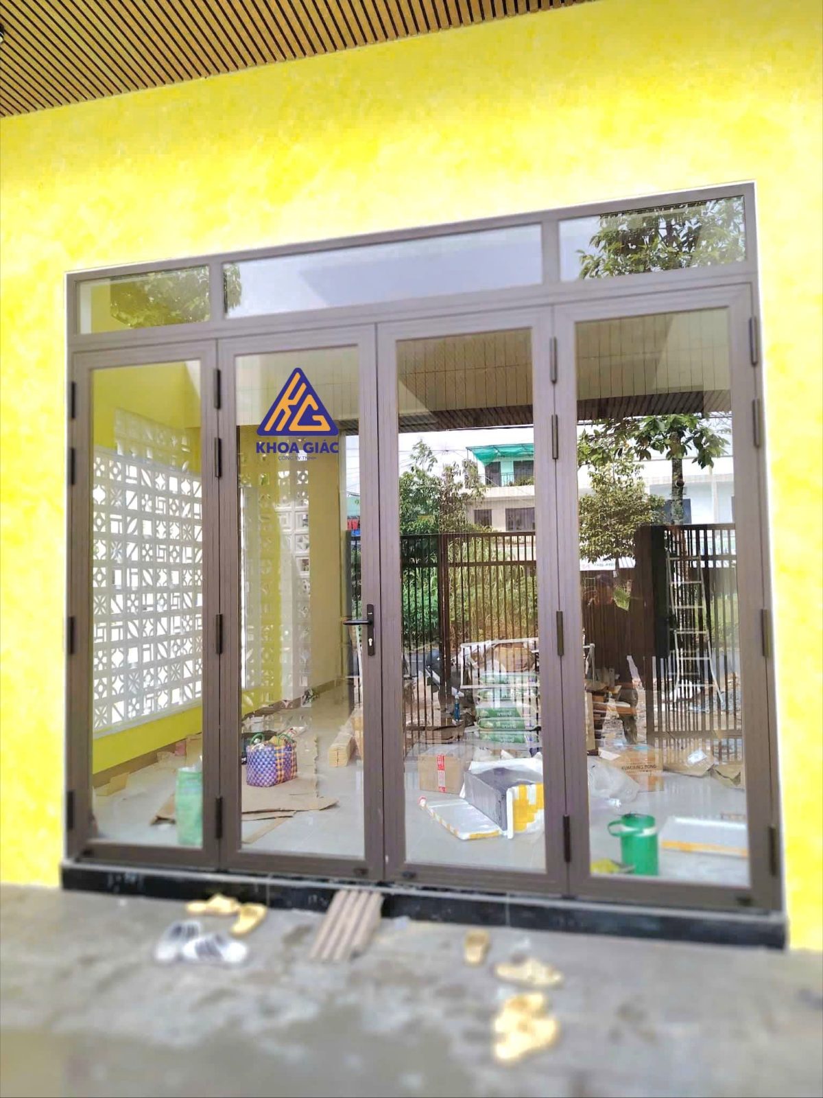 Cửa nhôm Xingfa màu trắng sứ trong thực tế