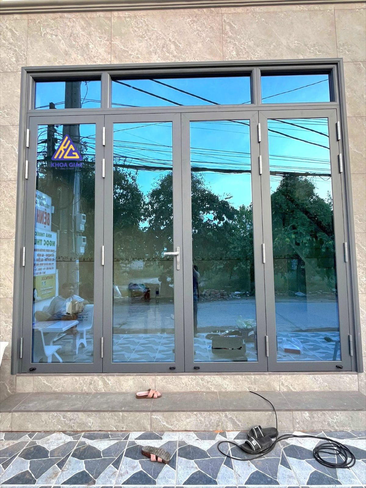 Thợ Khoa Giác đang lắp đặt cửa nhôm kính Xingfa màu xám ghi