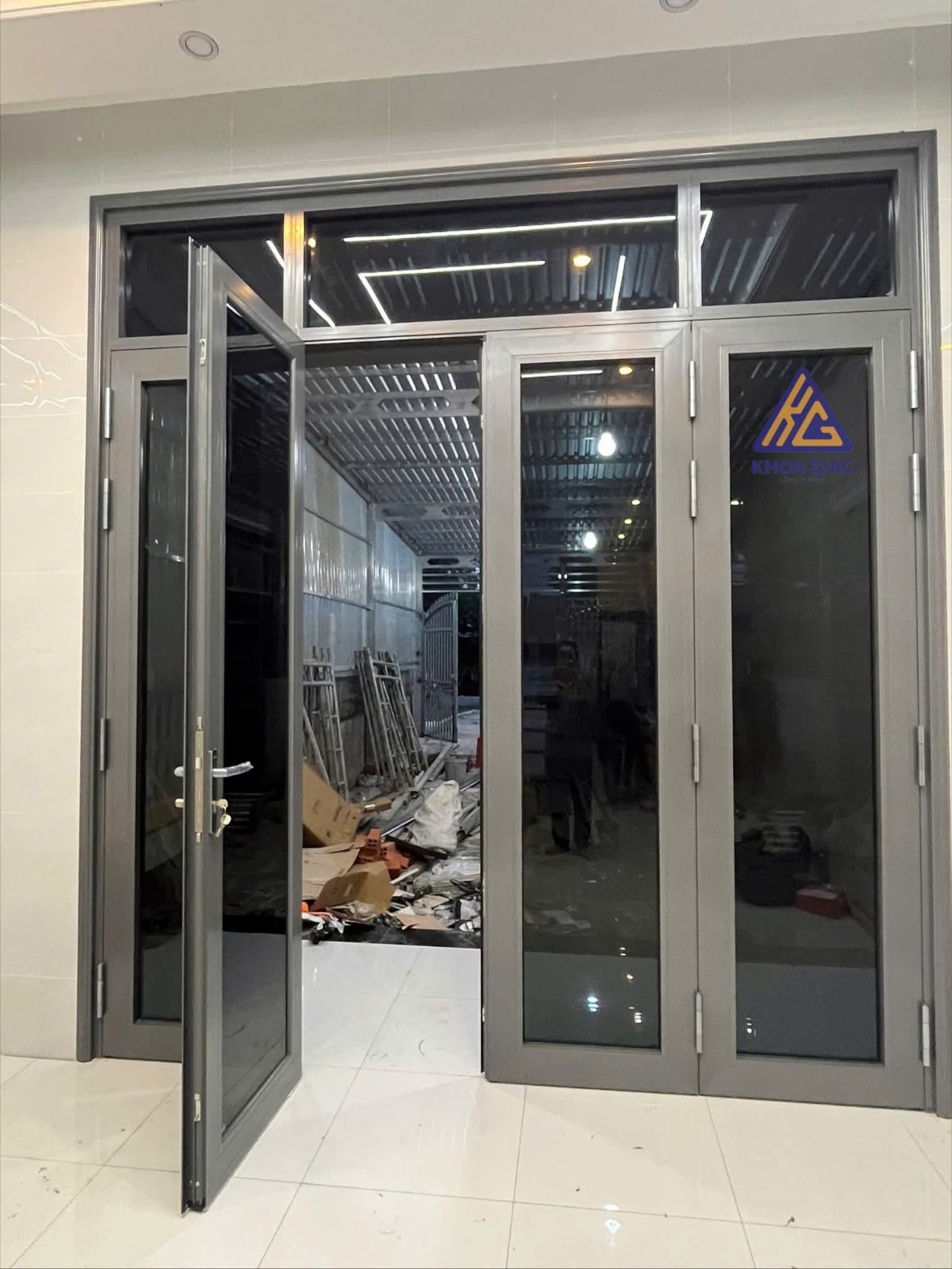 Thợ Khoa Giác đang kiểm tra liên kết góc cửa