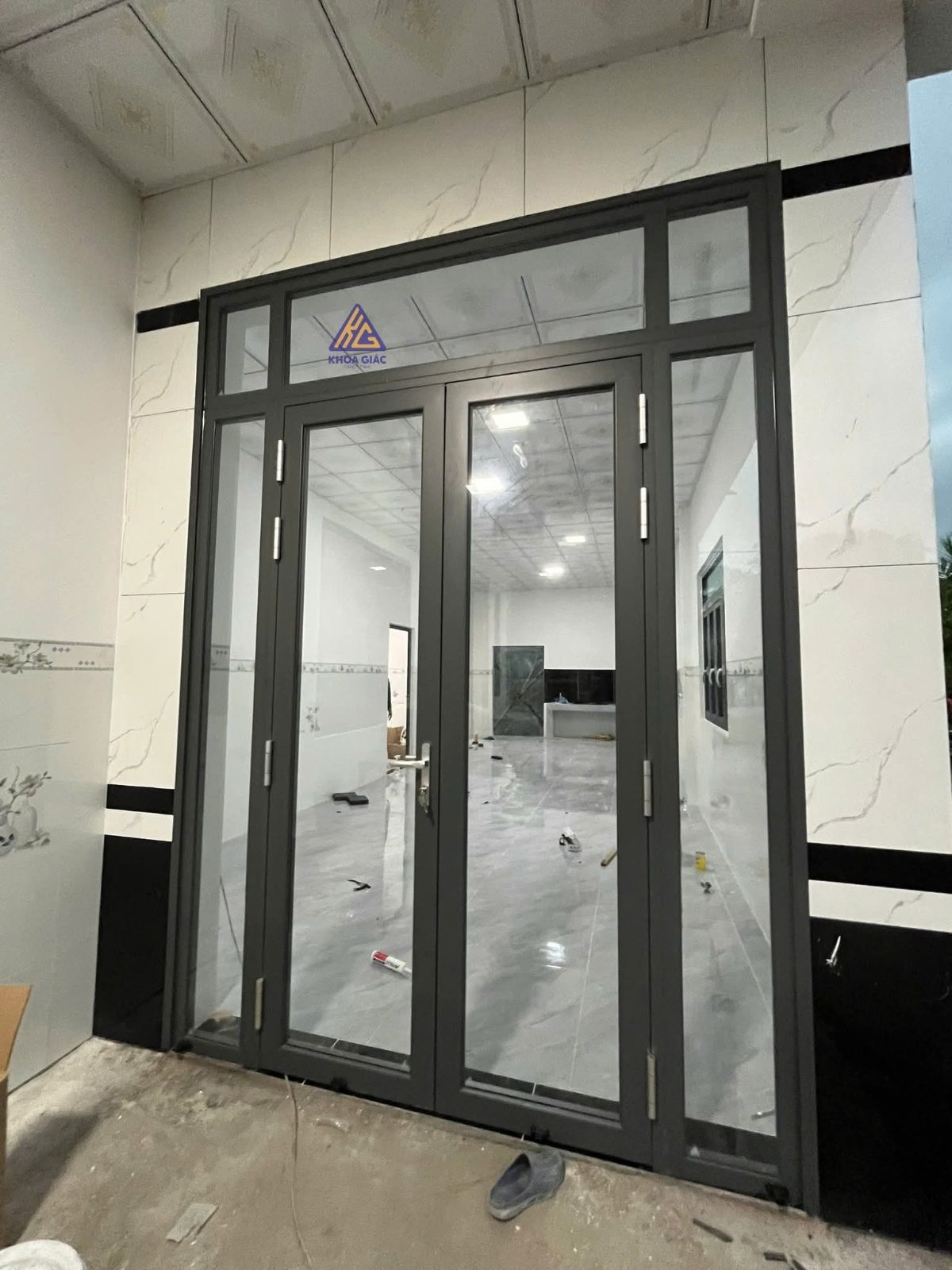 Cửa nhôm kính bị bạc màu và bong tróc lớp sơn
