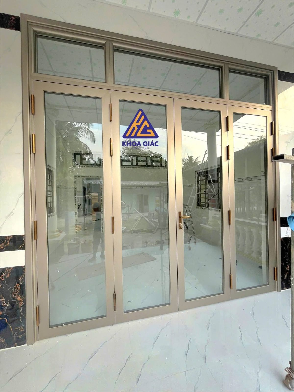 Thợ Khoa Giác đang lắp đặt cửa nhôm kính tại Cần Thơ