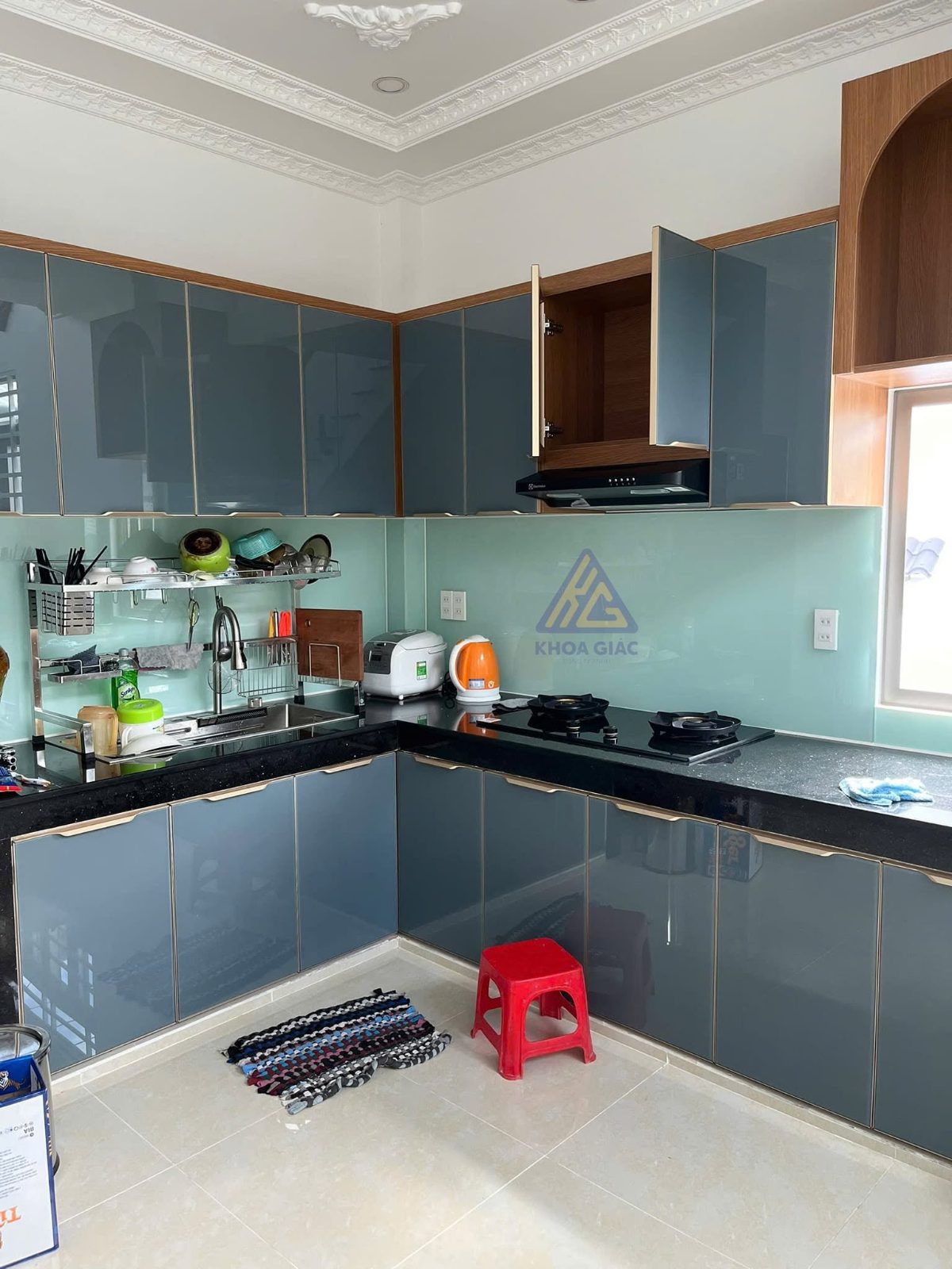 Tủ bếp nhôm kính với kính ốp bếp màu sắc tươi sáng