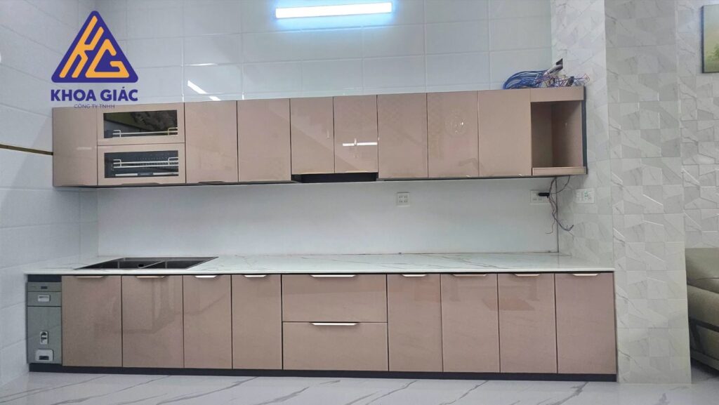 Tủ nhôm kính chống ẩm mốc: giải pháp cho bếp nhà miền Tây