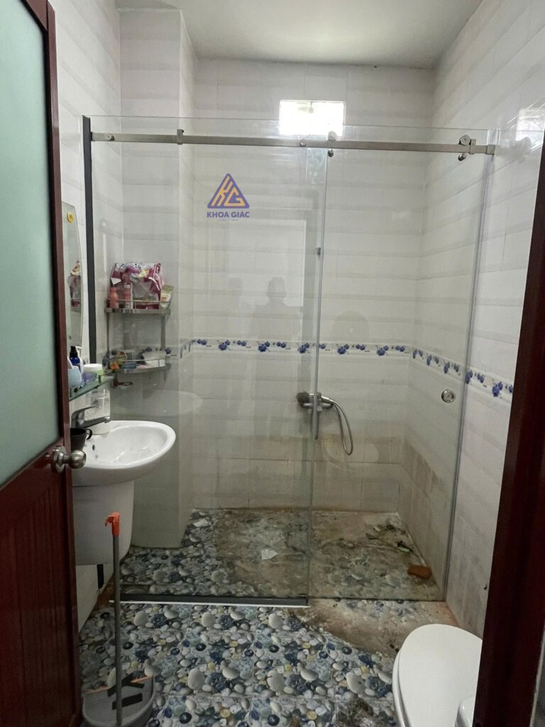 Vách tắm kính cường lực cửa lùa trong nhà phố — Cabin tắm kính Cần Thơ