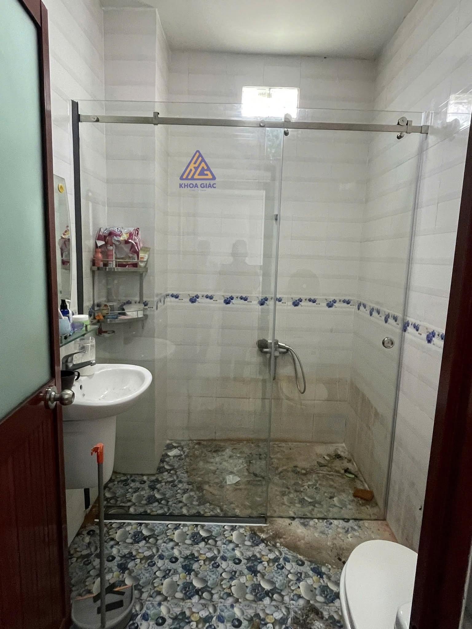 Cabin tắm kính được lắp đặt tại một nhà phố ở Cần Thơ