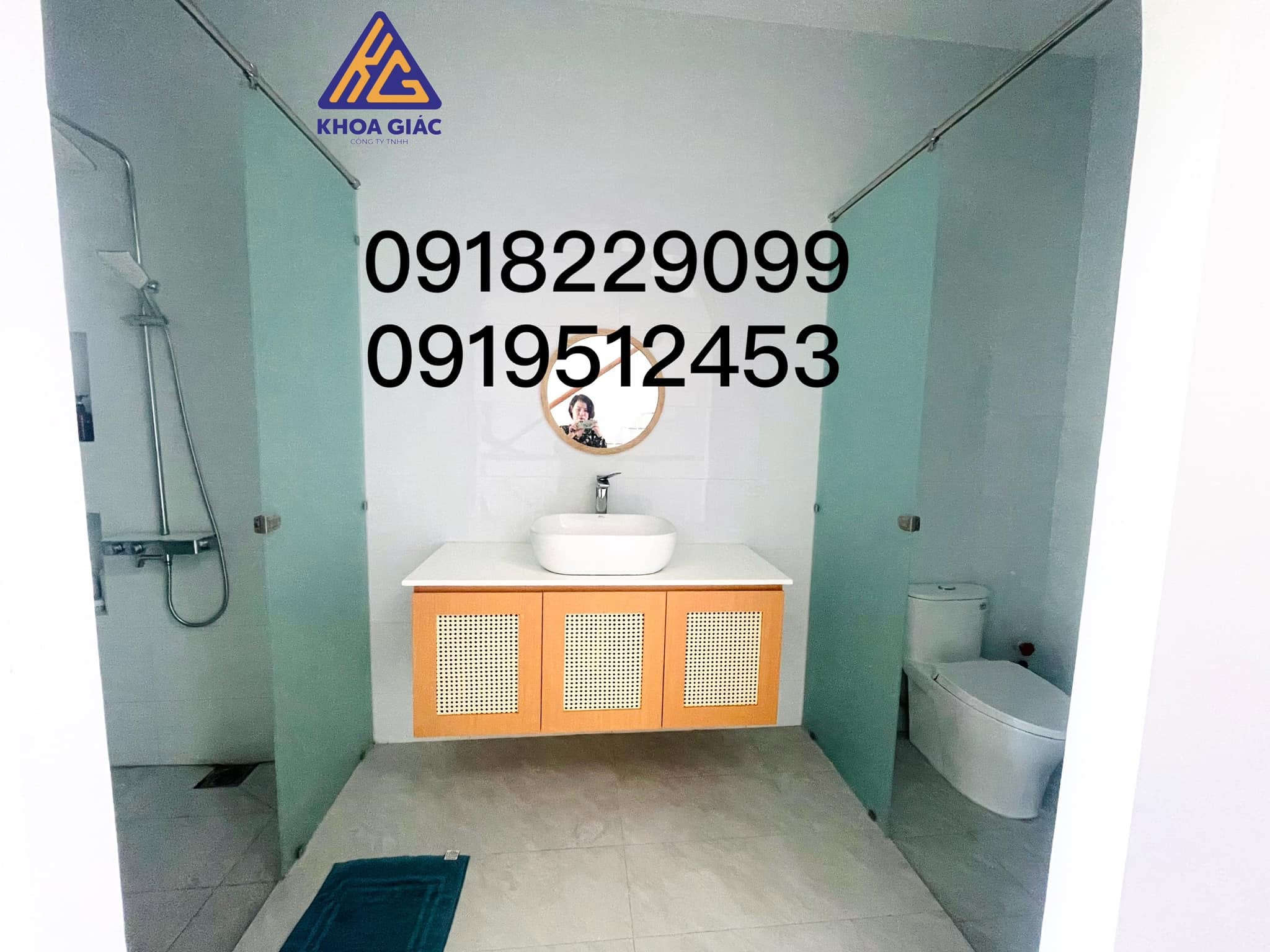 Thợ Khoa Giác đang lắp đặt cabin tắm kính