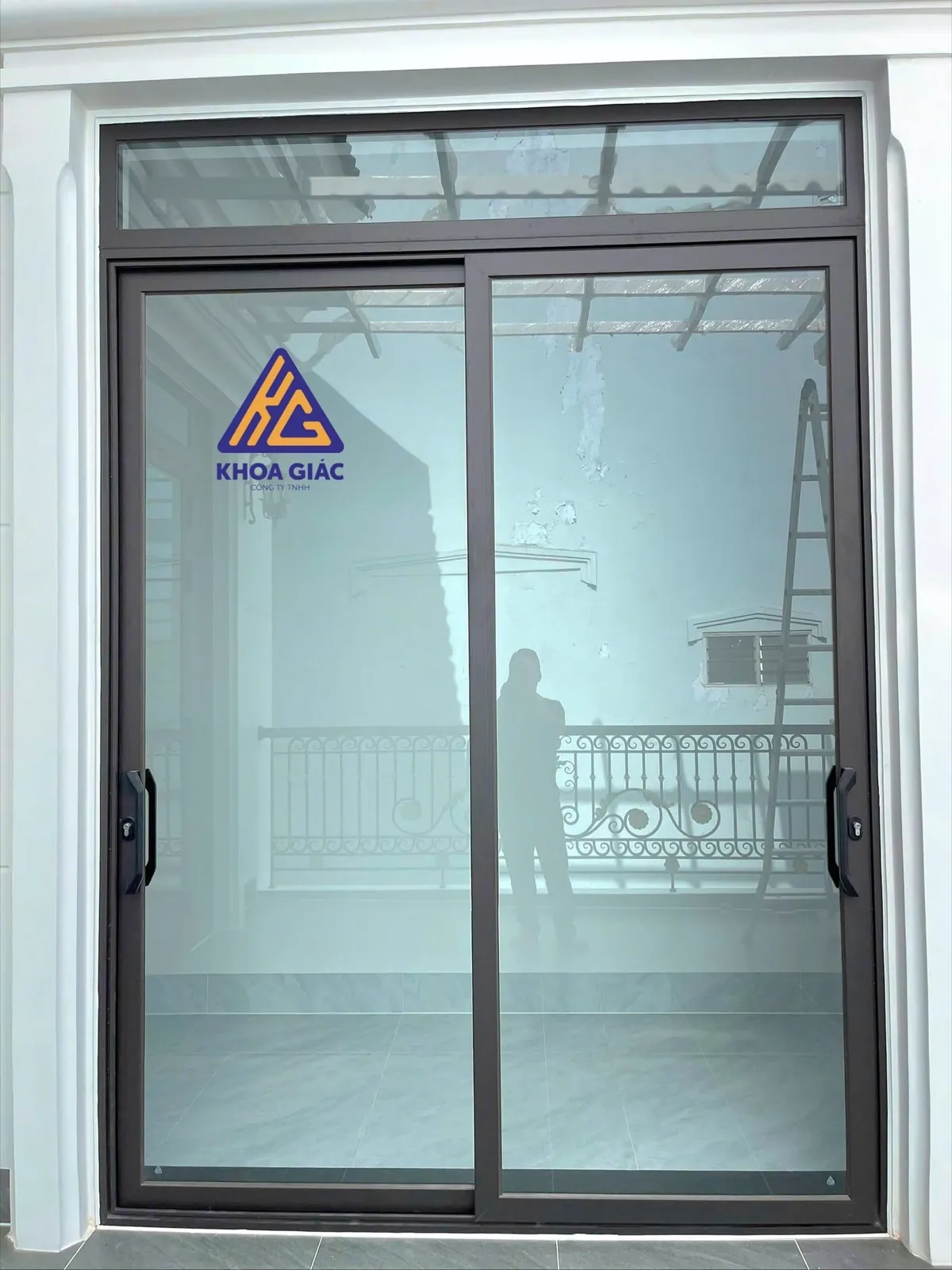 Cửa lùa 2 cánh nhôm màu đen tiết kiệm diện tích cho nhà ống, nhà nhỏ