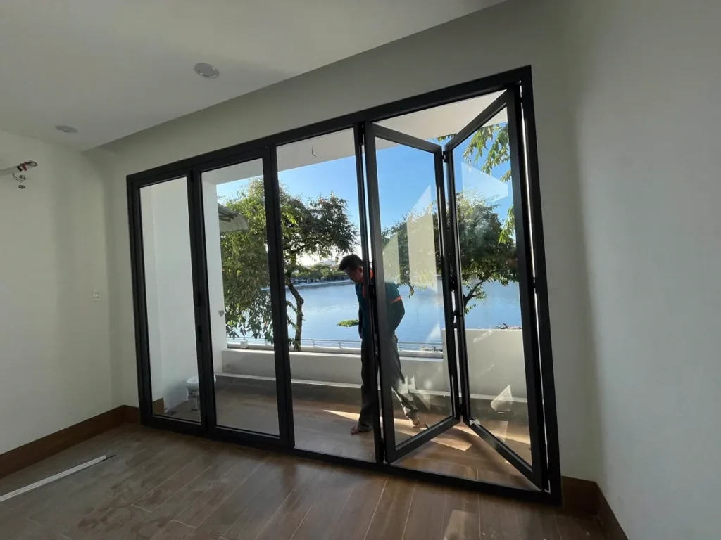 Cửa nhôm kính 4 cánh lùa gấp gọn — các loại cửa nhôm kính phổ biến tại Cần Thơ