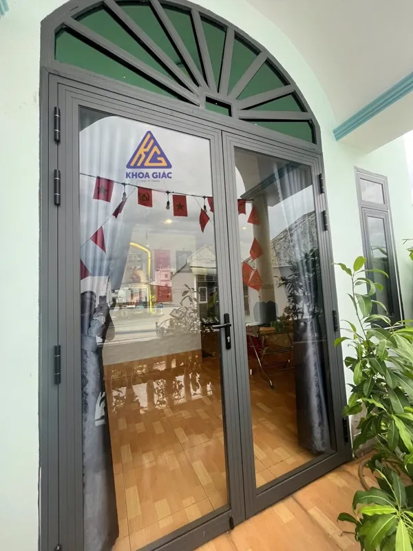 Cửa Xingfa 2 cánh, mở — thi công tại Cần Thơ, Nhôm Kính Khoa Giác