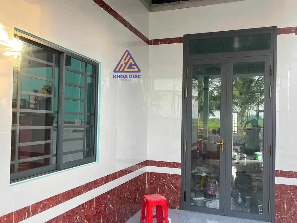 Cửa nhôm kính cường lực chống nóng, chống UV cho nhà miền Tây — Nhôm Kính Khoa Giác