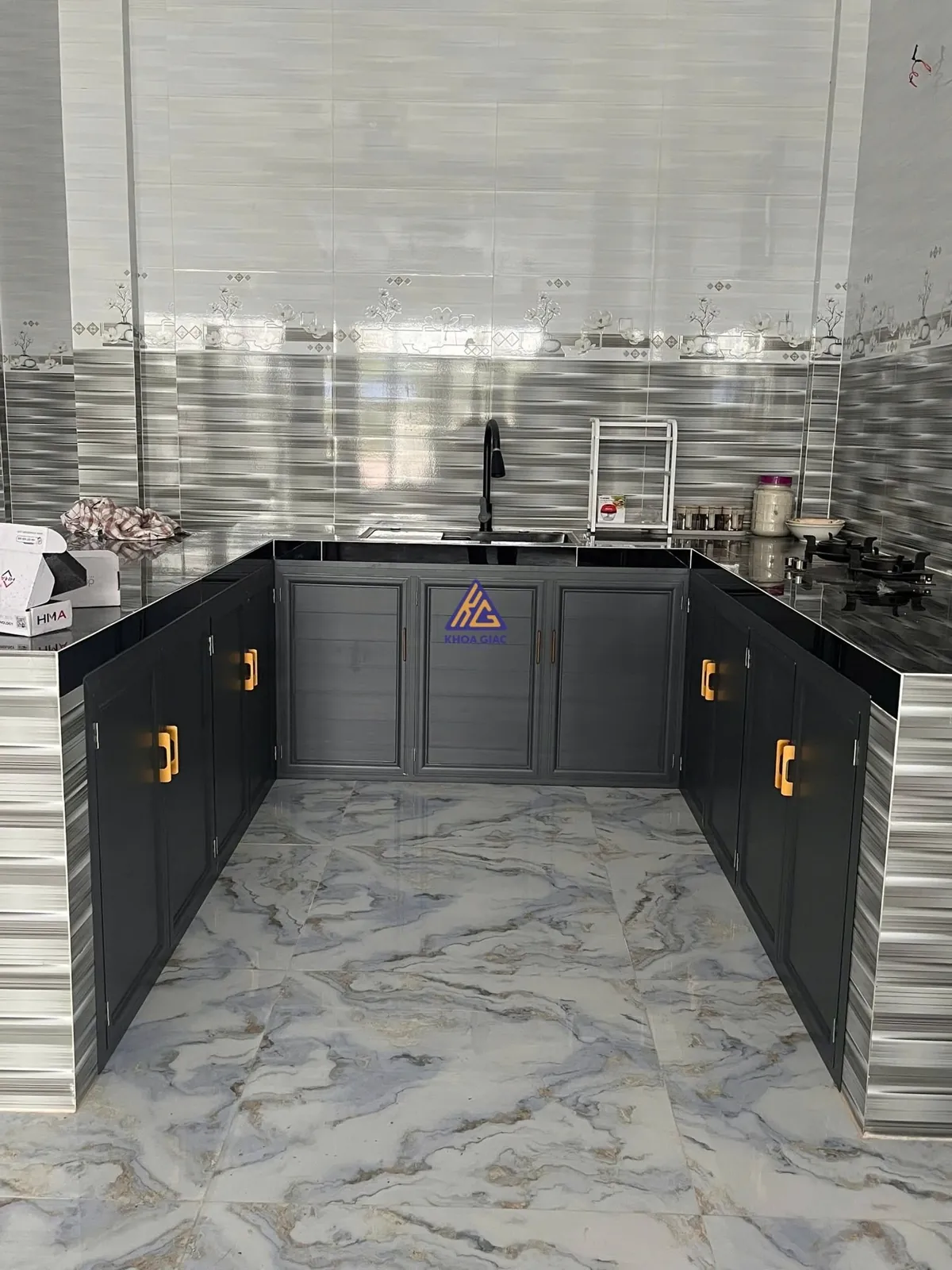 Kính ốp bếp màu vàng cam