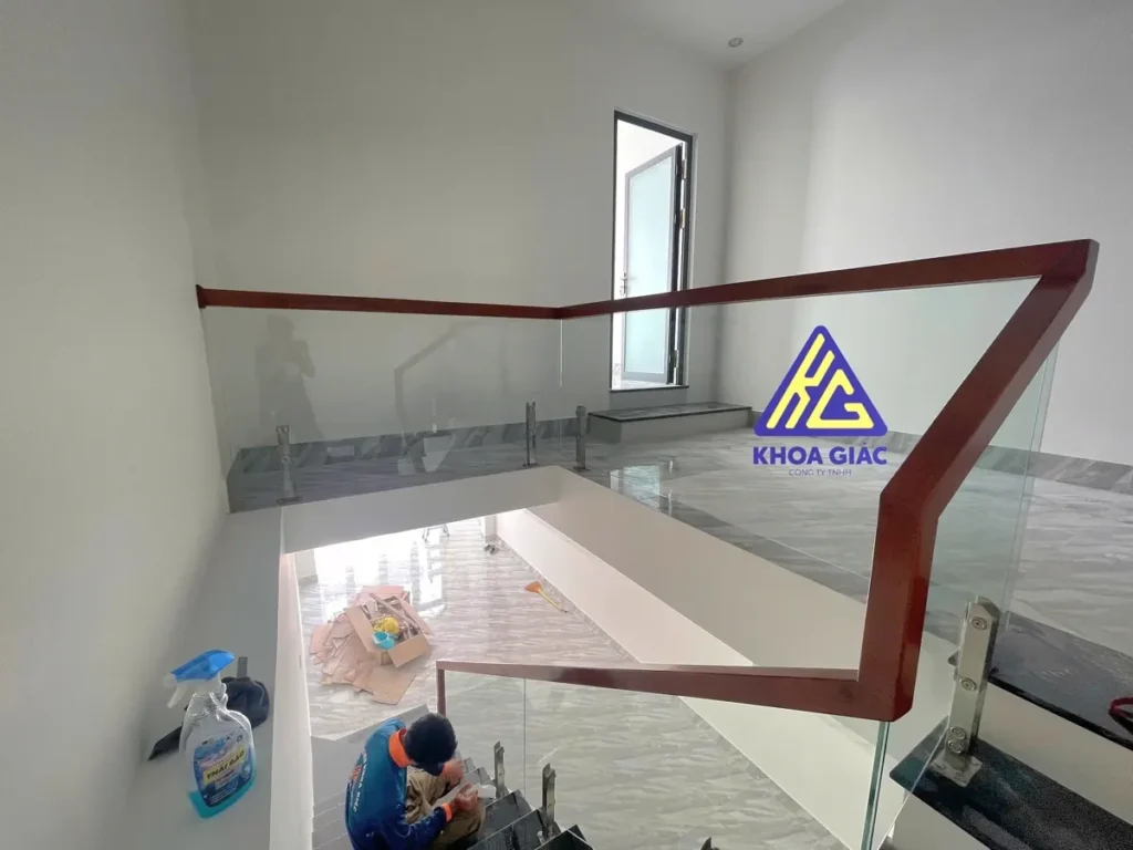 Lan can kính cầu thang trong nhà — mẫu lan can kính cường lực an toàn
