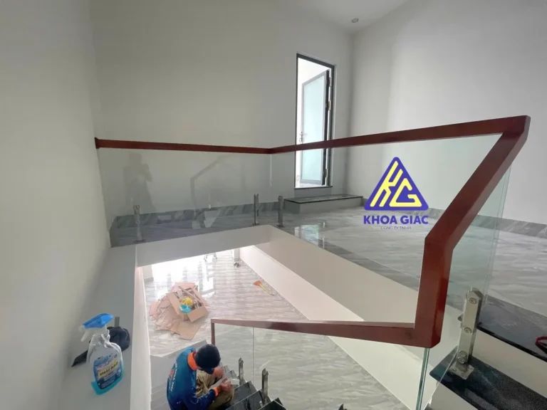 Lan can kính cầu thang trong nhà — mẫu lan can kính cường lực an toàn