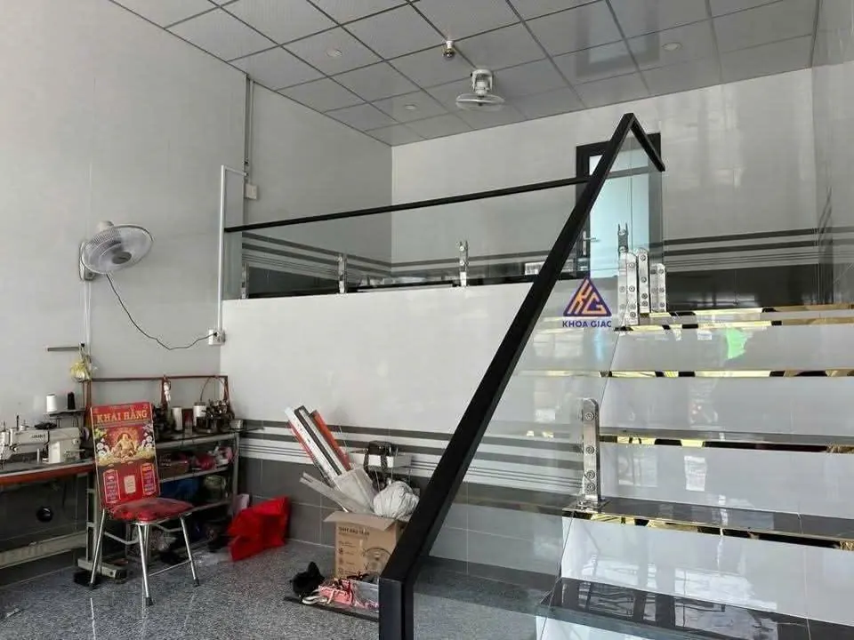 Lan can kính cường lực cầu thang tay vịn đen trong nhà phố