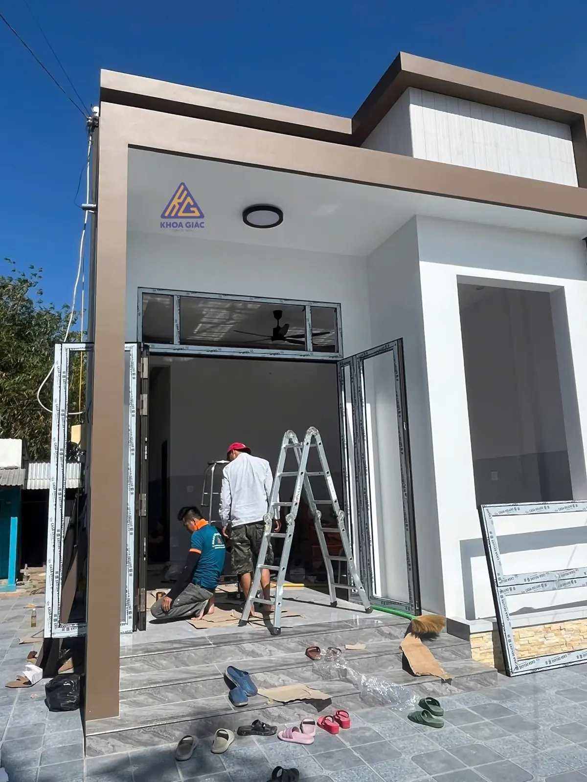 Thợ lắp cửa nhôm kính cho nhà cấp 4 mới xây, đo đạc trước khi báo giá
