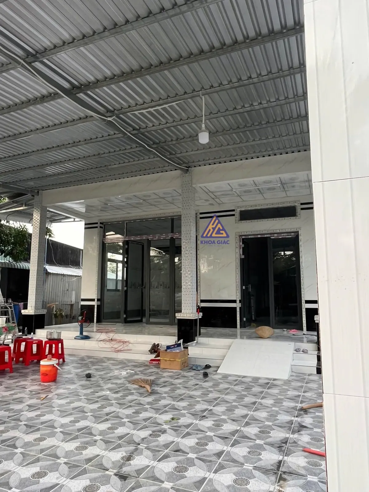 Hiên nhà rộng với dãy cửa nhôm kính khung đen