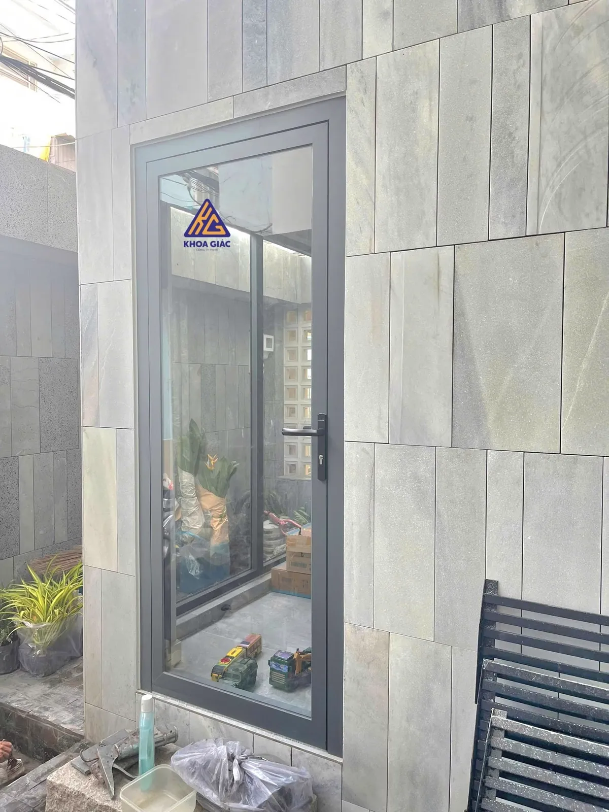 Cửa nhôm Xingfa 1 cánh kính trong màu ghi mở ra sân sau