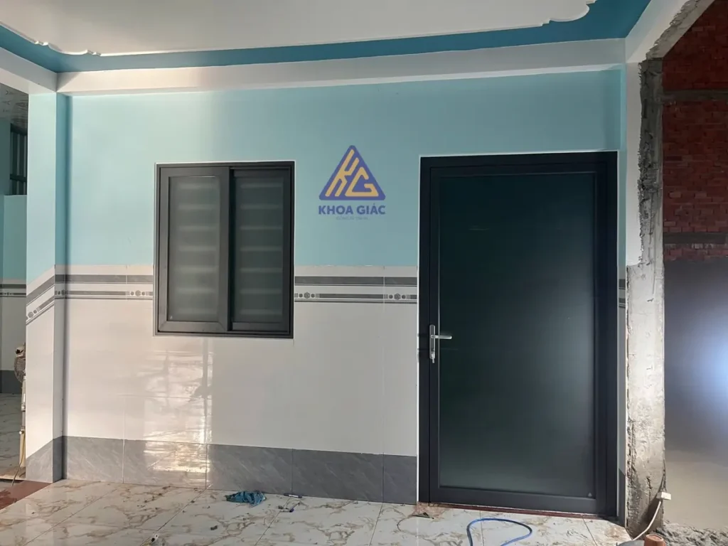 Cửa đi nhôm Xingfa 1 cánh màu ghi đậm cho nhà cấp 4
