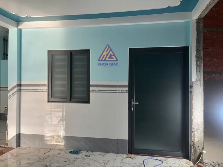 Cửa đi nhôm Xingfa 1 cánh màu ghi đậm cho nhà cấp 4
