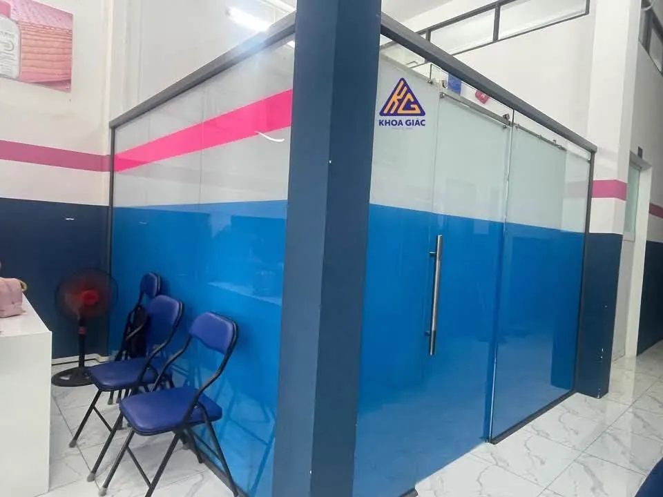 Vách ngăn kính cường lực có cửa cho phòng làm việc