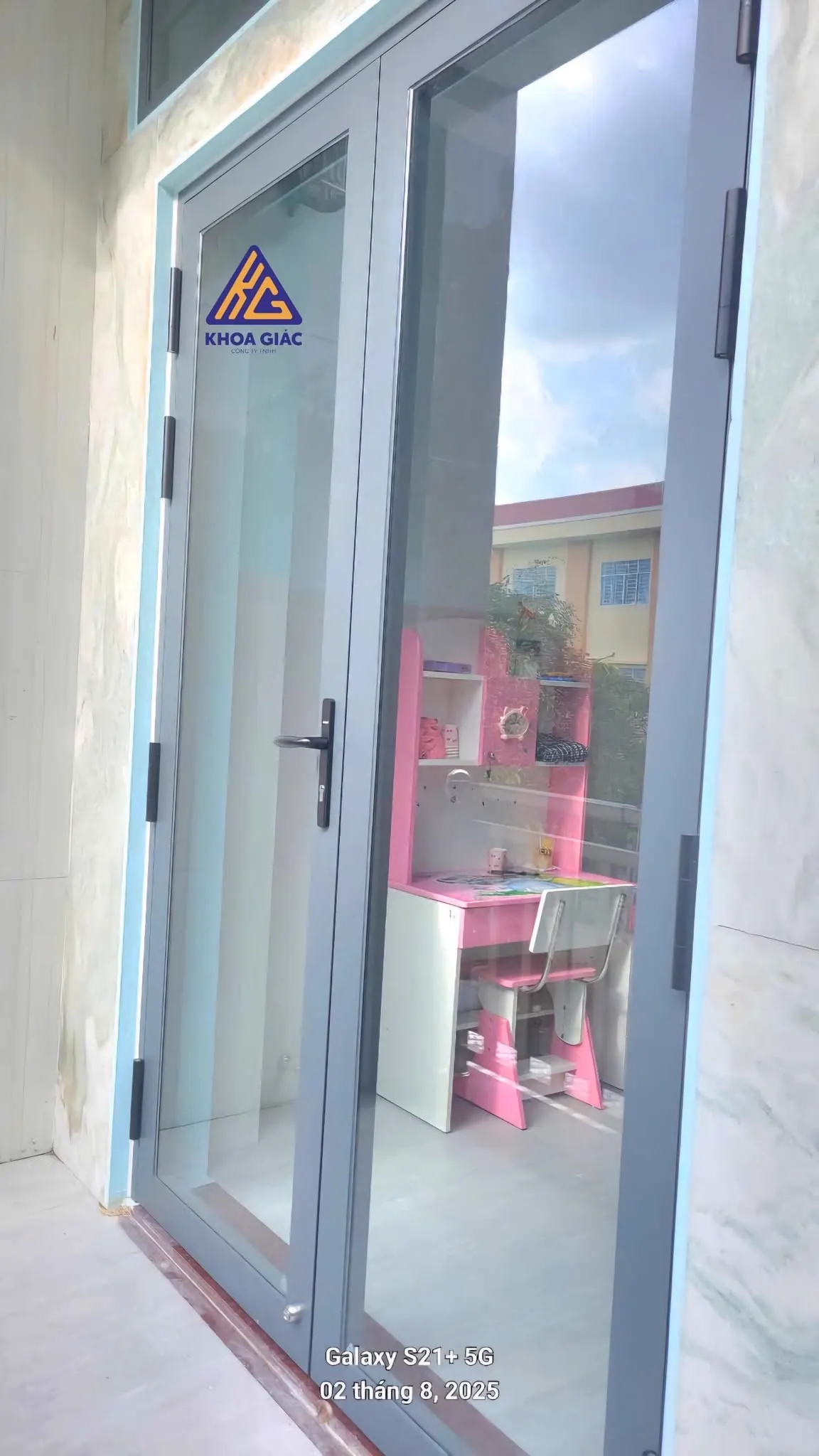 Cửa nhôm kính 1 cánh khung ghi, kiểm tra bản lề và khóa định kỳ