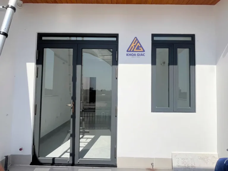 Cửa nhôm kính Xingfa 2 cánh cho nhà ống, nhà nhỏ — thi công tại Cần Thơ