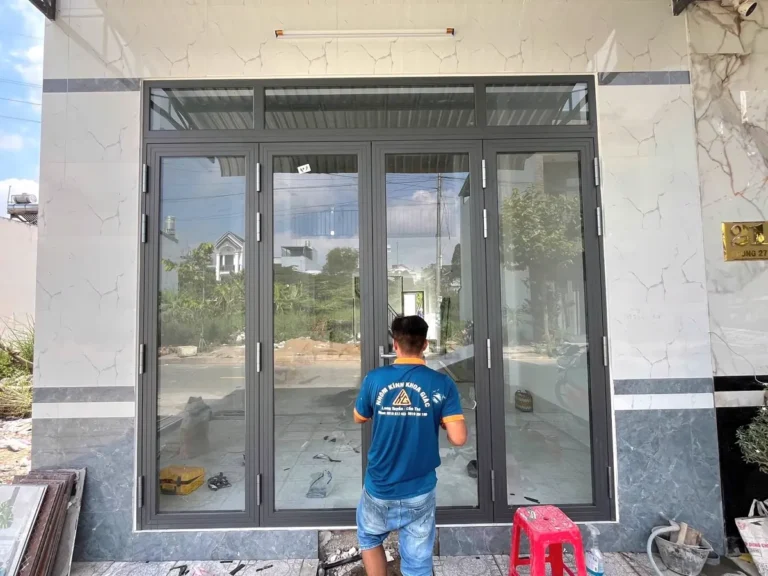 Cửa nhôm Xingfa 4 cánh mở quay màu ghi cho nhà phố mặt tiền
