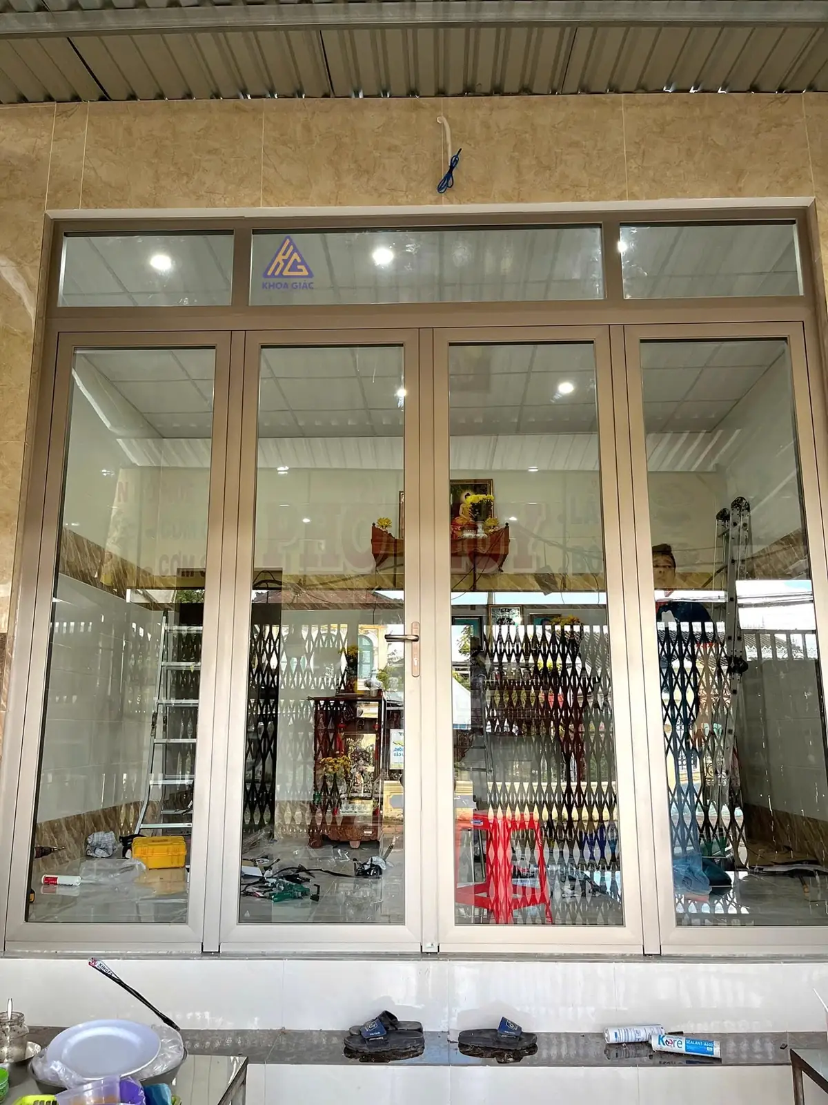 Cửa đi 4 cánh nhôm màu champagne cho nhà mặt phố kinh doanh