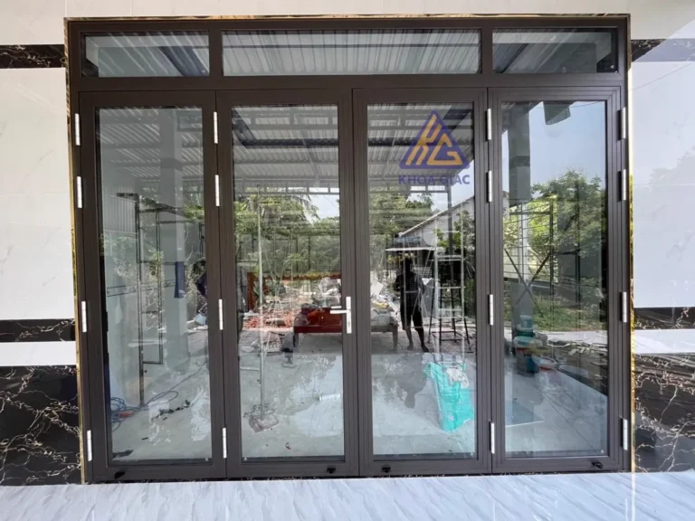Cửa nhôm Xingfa 4 cánh màu xám đậm có ô kính trên