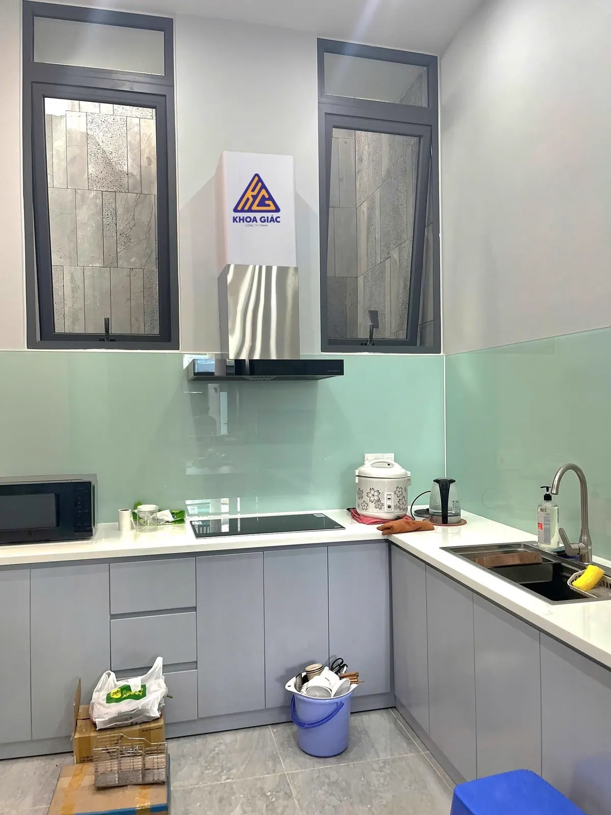 Kính ốp bếp màu xanh da trời, sang trọng
