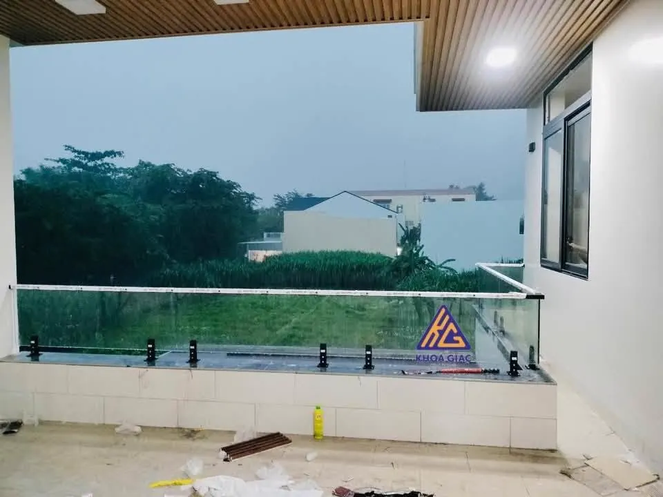 Lan can kính cường lực tay vịn inox — báo giá tại Cần Thơ