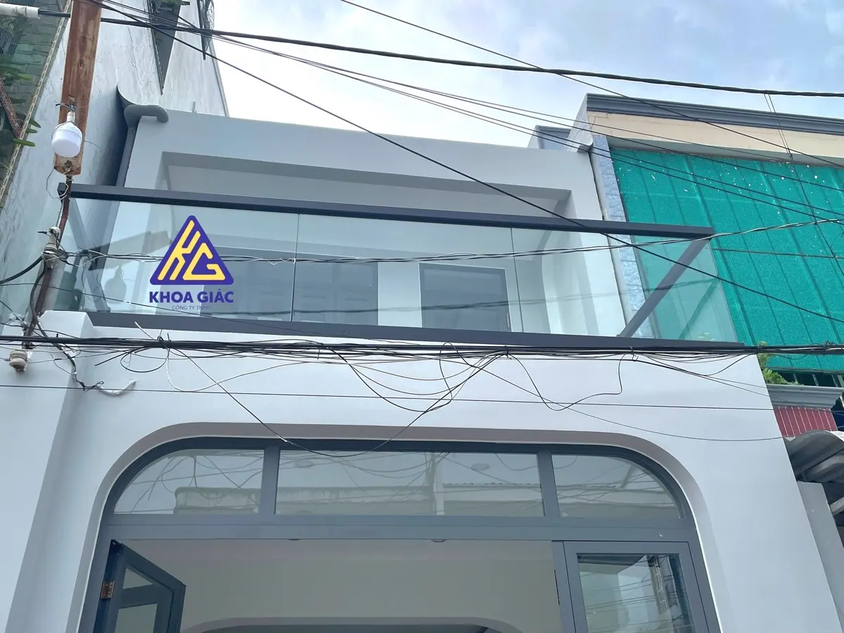 Lan can kính cường lực ban công nhà phố, tay vịn nhôm đen