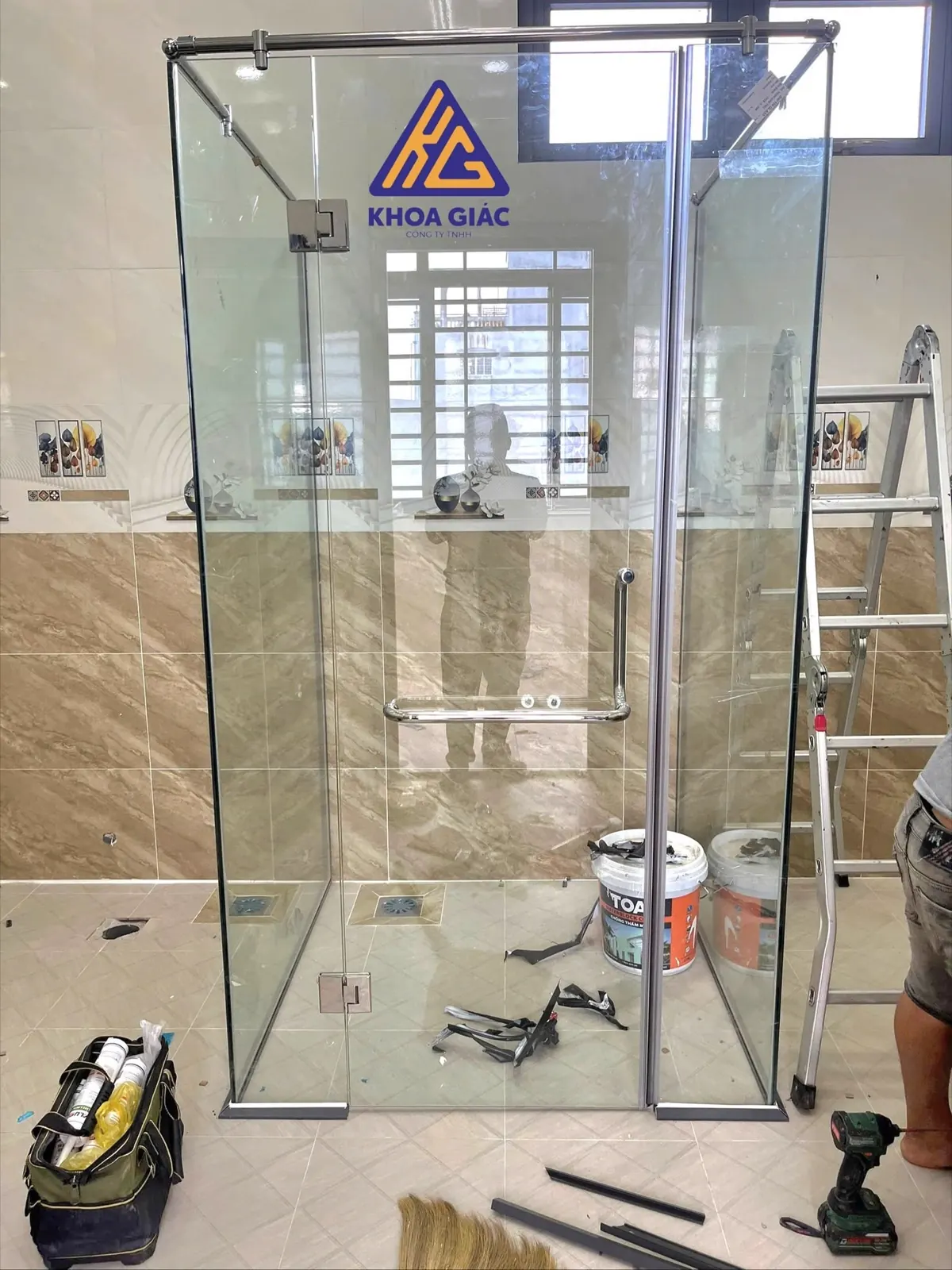Thợ Khoa Giác hoàn thiện cabin tắm kính cường lực tay nắm inox