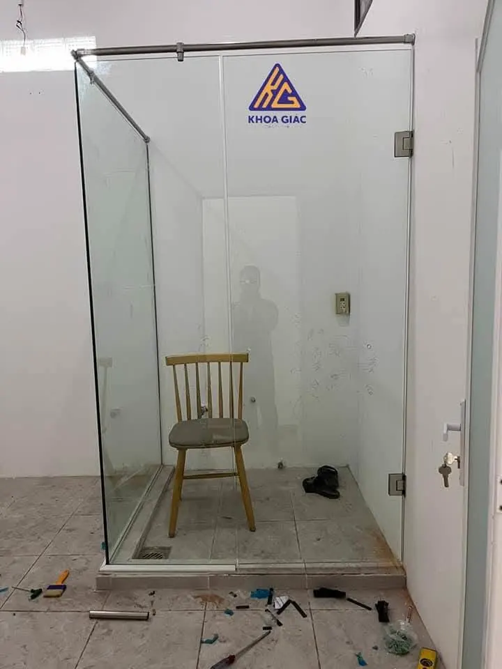 Cabin tắm kính cường lực góc vuông, cửa mở bản lề trong phòng tắm nhỏ