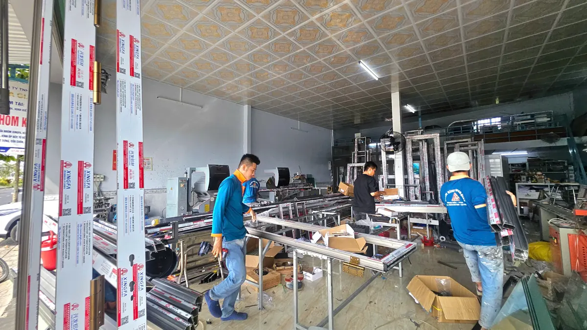 Thợ xưởng vận chuyển thanh nhôm Xingfa để cắt và lắp khung